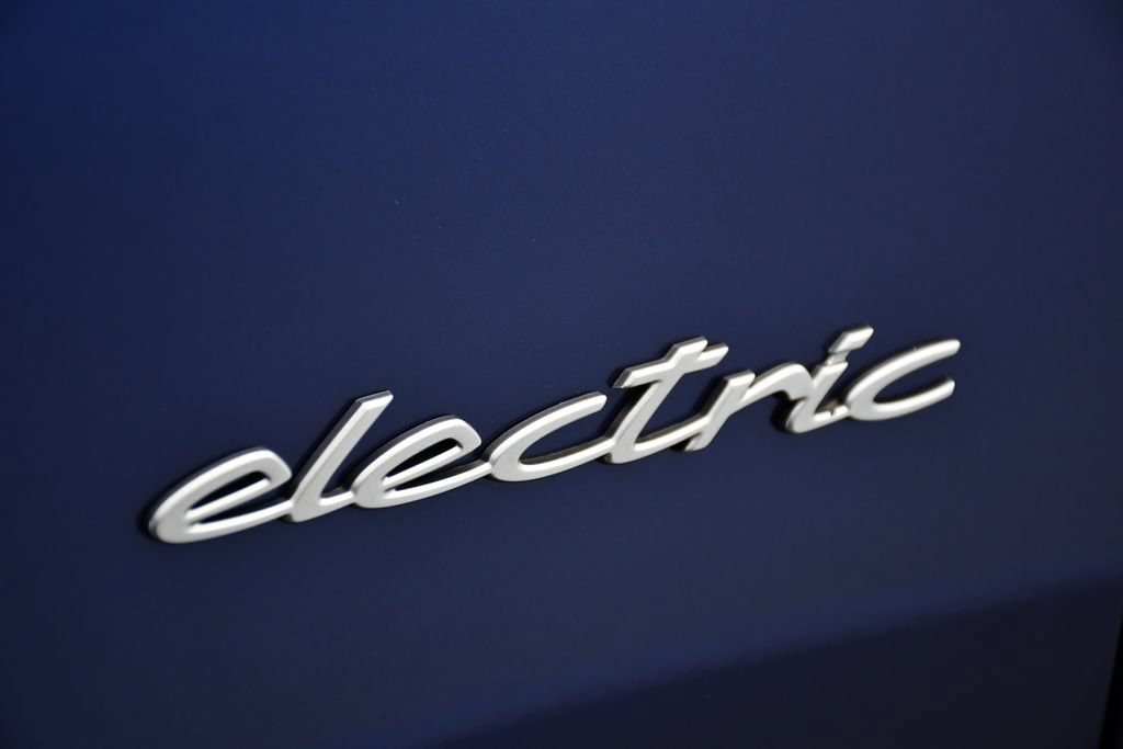 Certified 2025 Porsche Macan 4S Electric AWD/4WD image 12