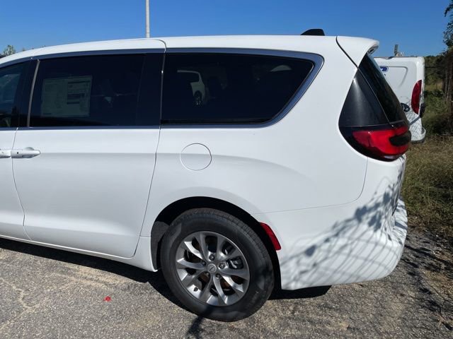 New 2026 Chrysler Pacifica Select image 11