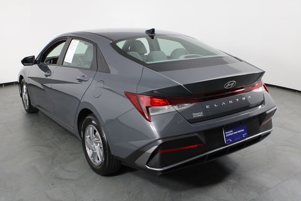 Certified 2025 Hyundai Elantra SE FWD image 11