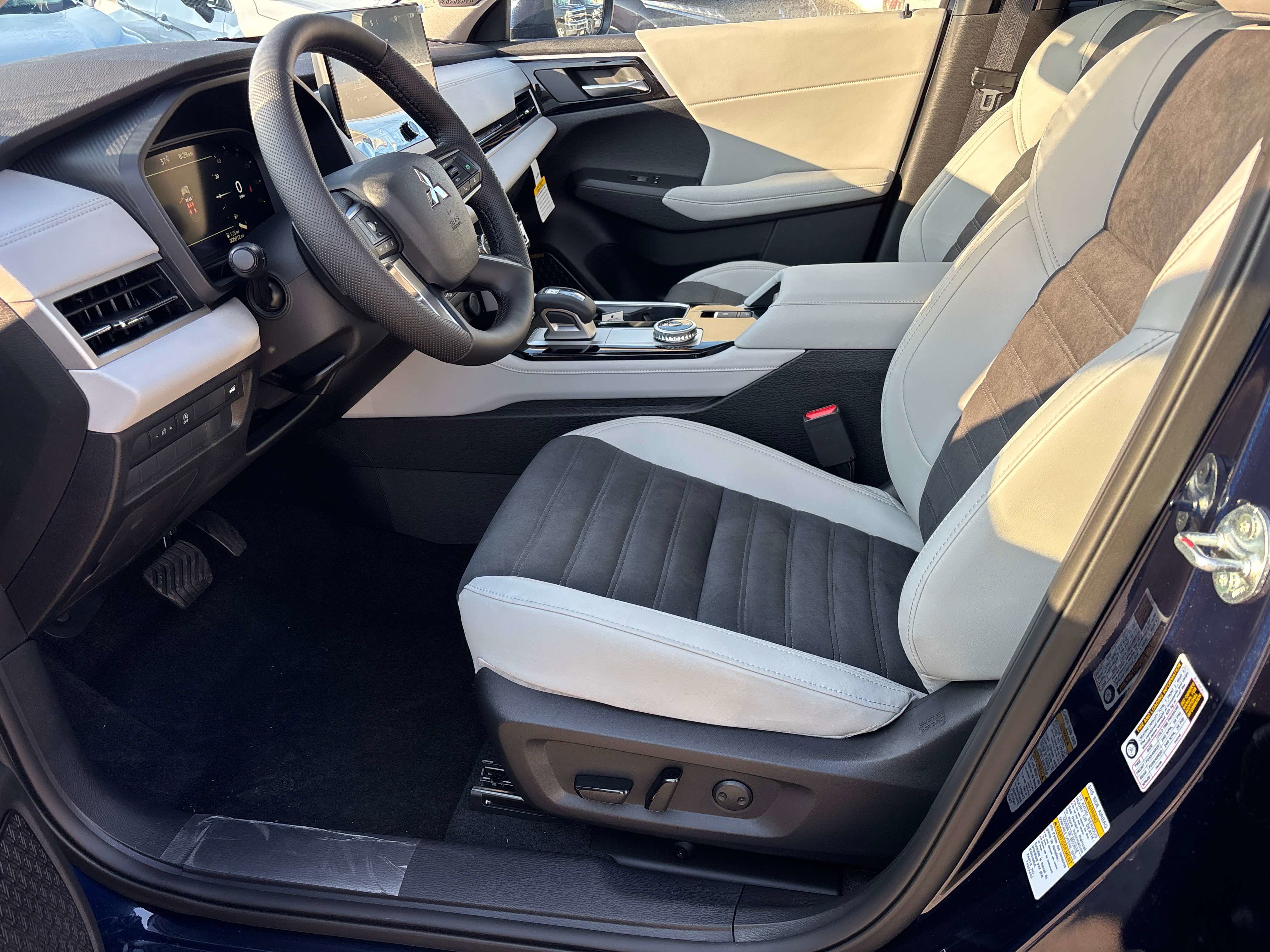 New 2026 Mitsubishi Outlander SE image 9