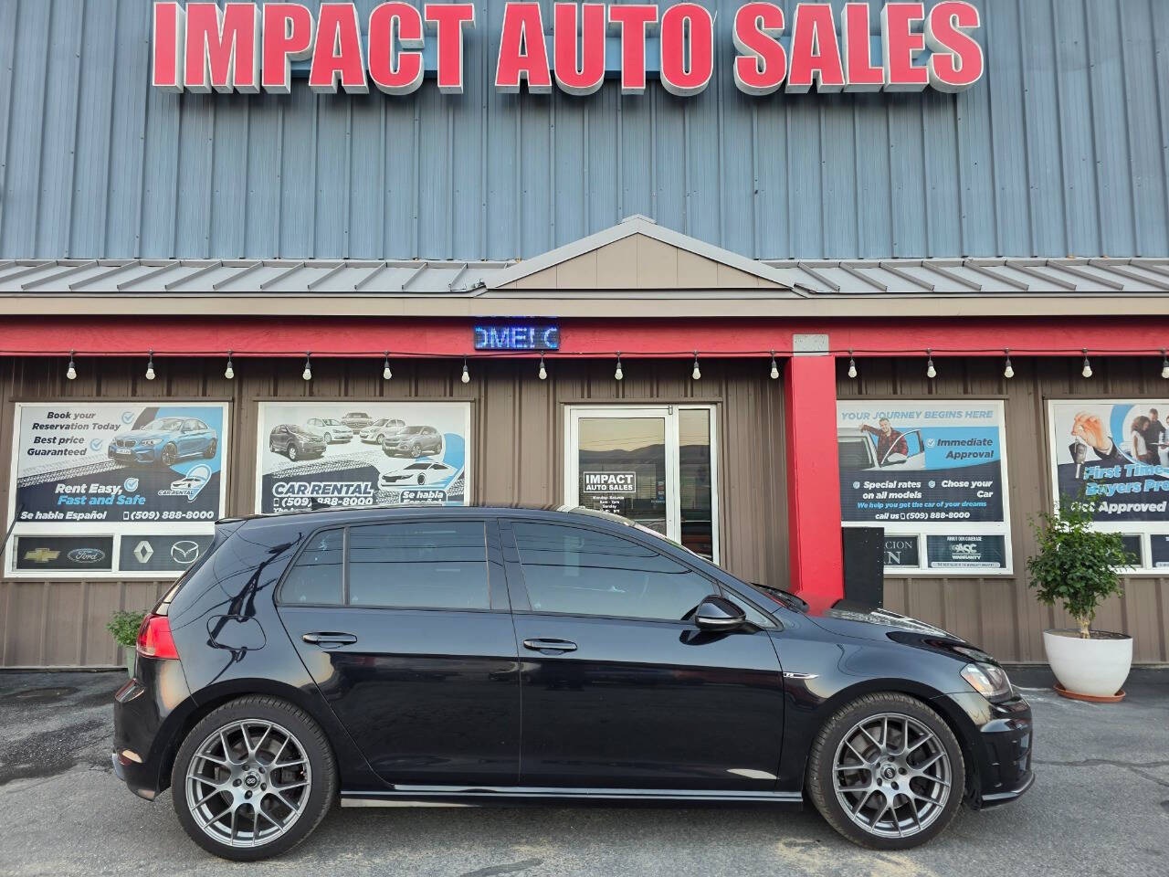 Used 2016 Volkswagen Golf R 4-Door image 1