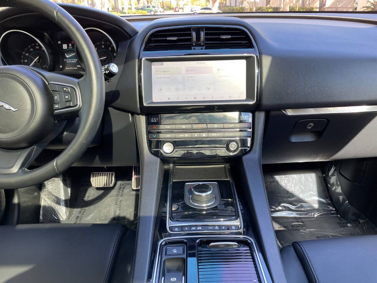 Used 2019 Jaguar F-PACE Premium AWD/4WD image 16