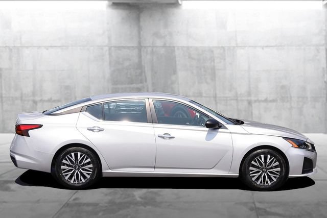 Certified 2024 Nissan Altima 2.5 SV FWD image 5