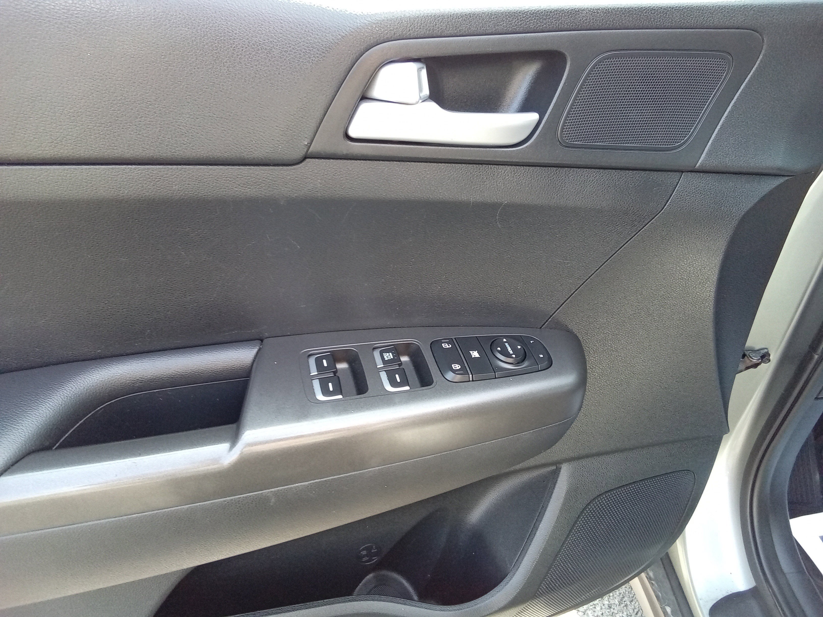 Used 2020 Kia Sportage LX image 12