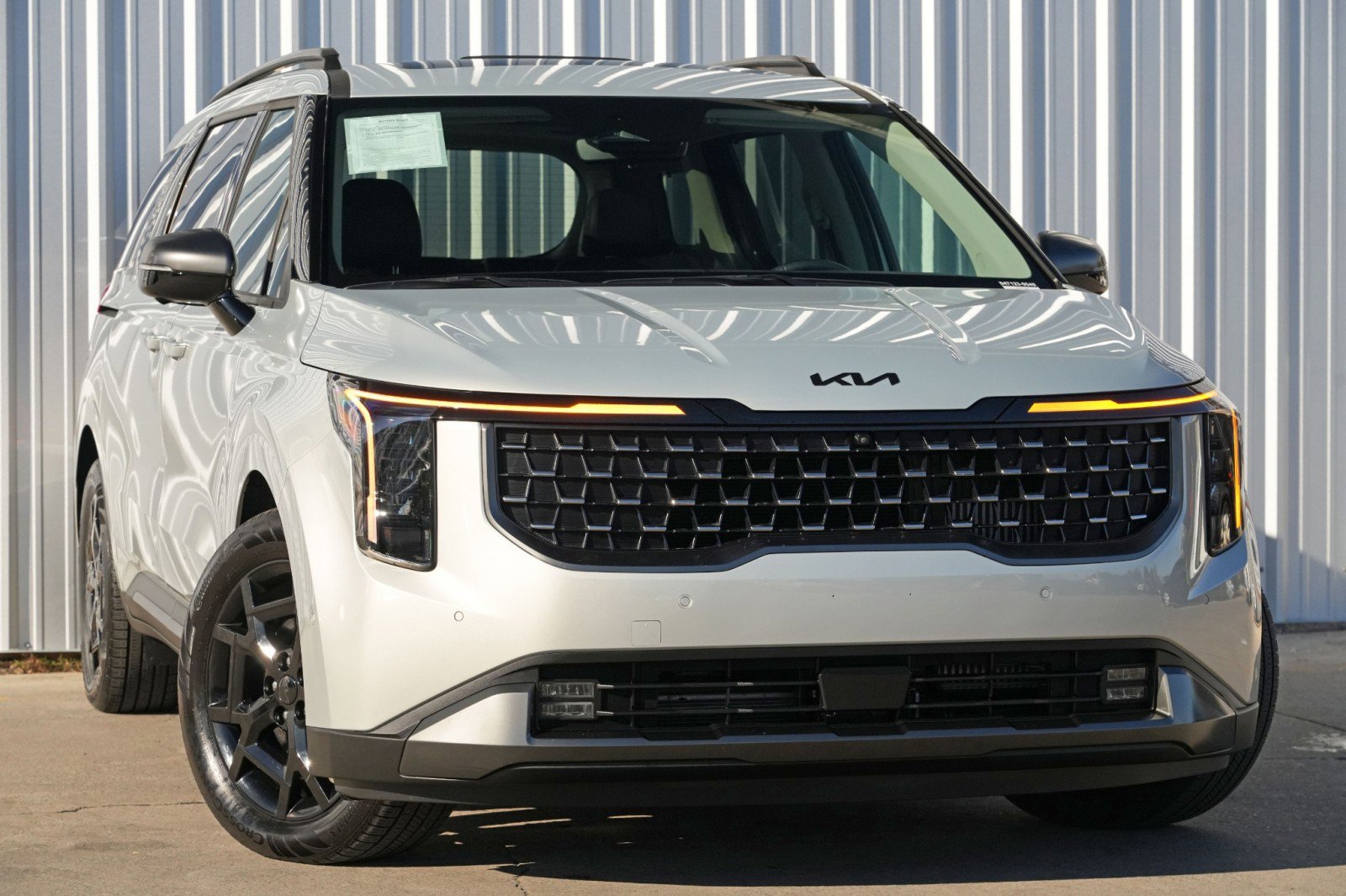 Used 2025 Kia Carnival SX w/ SX Dark Edition Package image 4