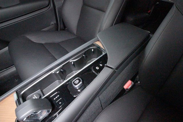 Certified 2025 Volvo XC90 B6 Plus w/ Protection Package Premier image 11