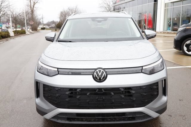 Used 2025 Volkswagen Tiguan SE w/ Panoramic Sunroof Package AWD/4WD image 8