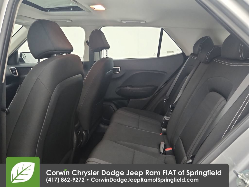 Used 2025 Hyundai Venue SEL FWD image 29