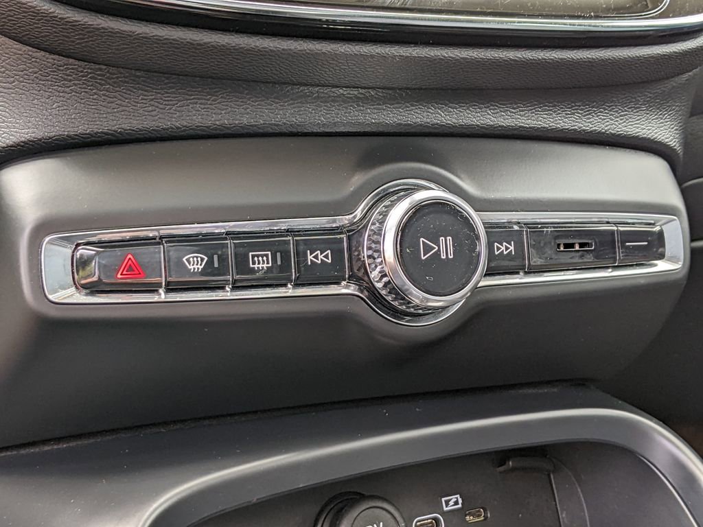 Certified 2025 Volvo XC40 B5 Plus image 17