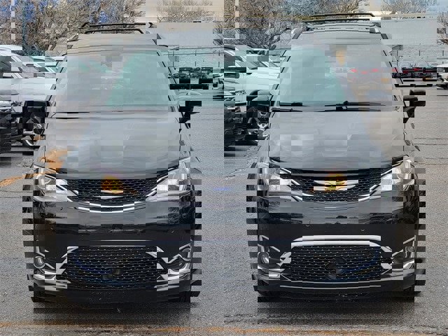 Used 2019 Chrysler Pacifica Touring-L w/ Advanced Safetytec Group image 5