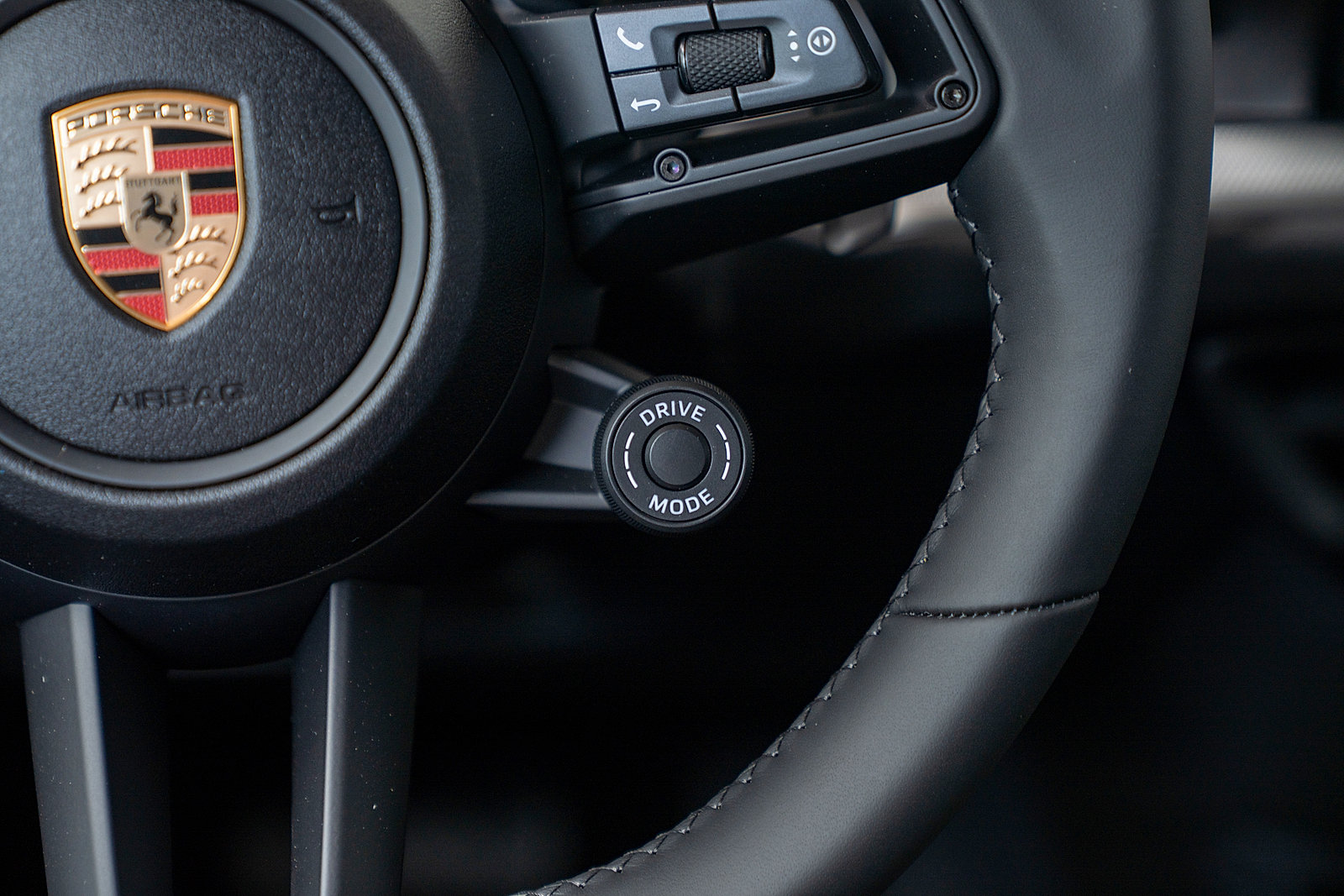 Used 2025 Porsche Cayenne Coupe image 9