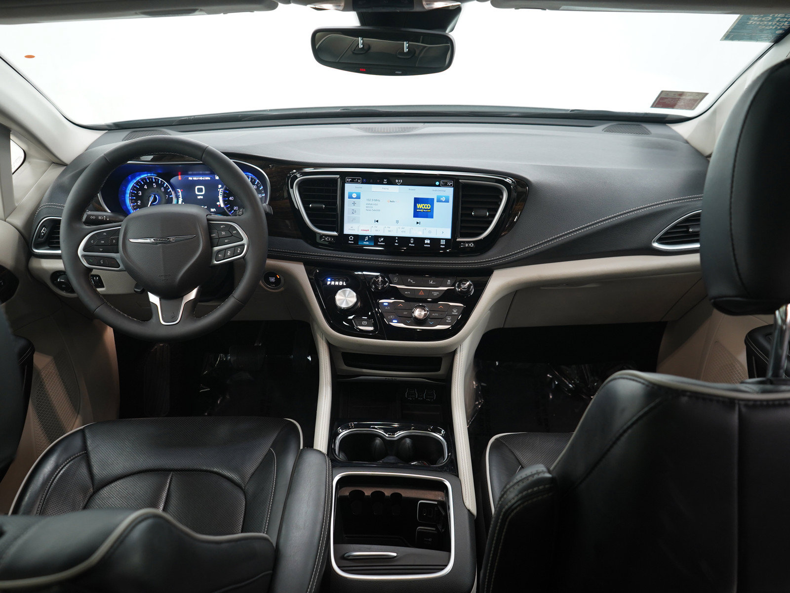 Used 2024 Chrysler Pacifica Limited FWD image 16