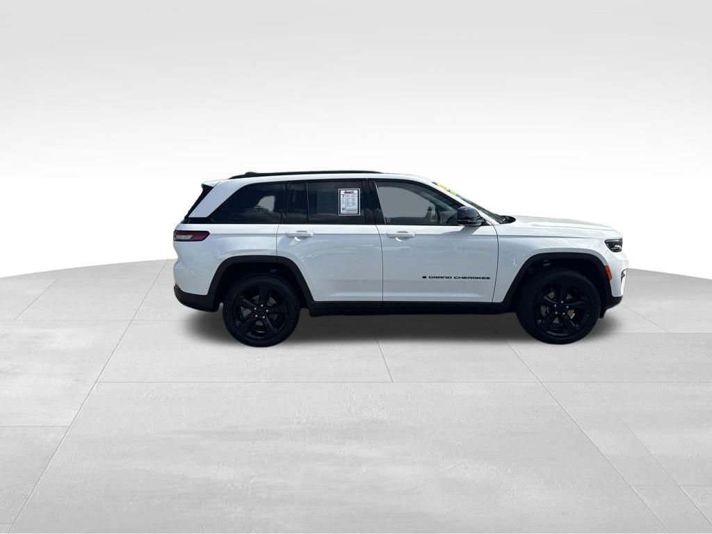 Used 2025 Jeep Grand Cherokee Altitude AWD/4WD image 7