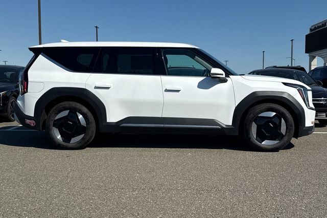 Certified 2024 Kia EV9 Light Long Range RWD image 3