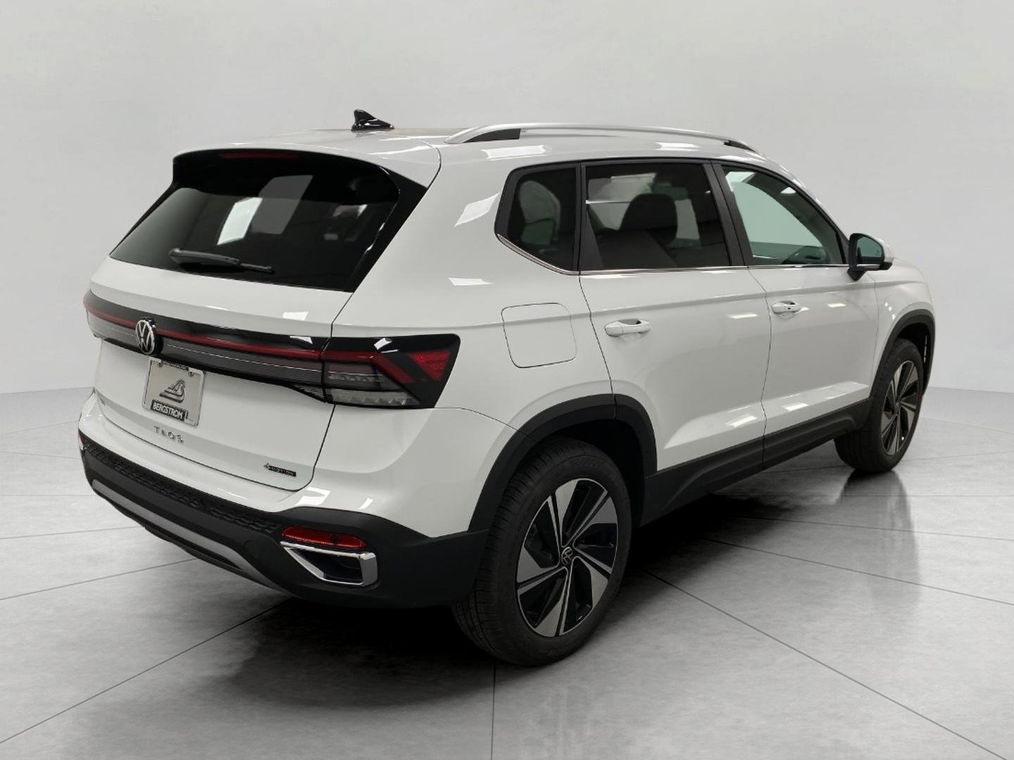 New 2026 Volkswagen Taos SE image 3