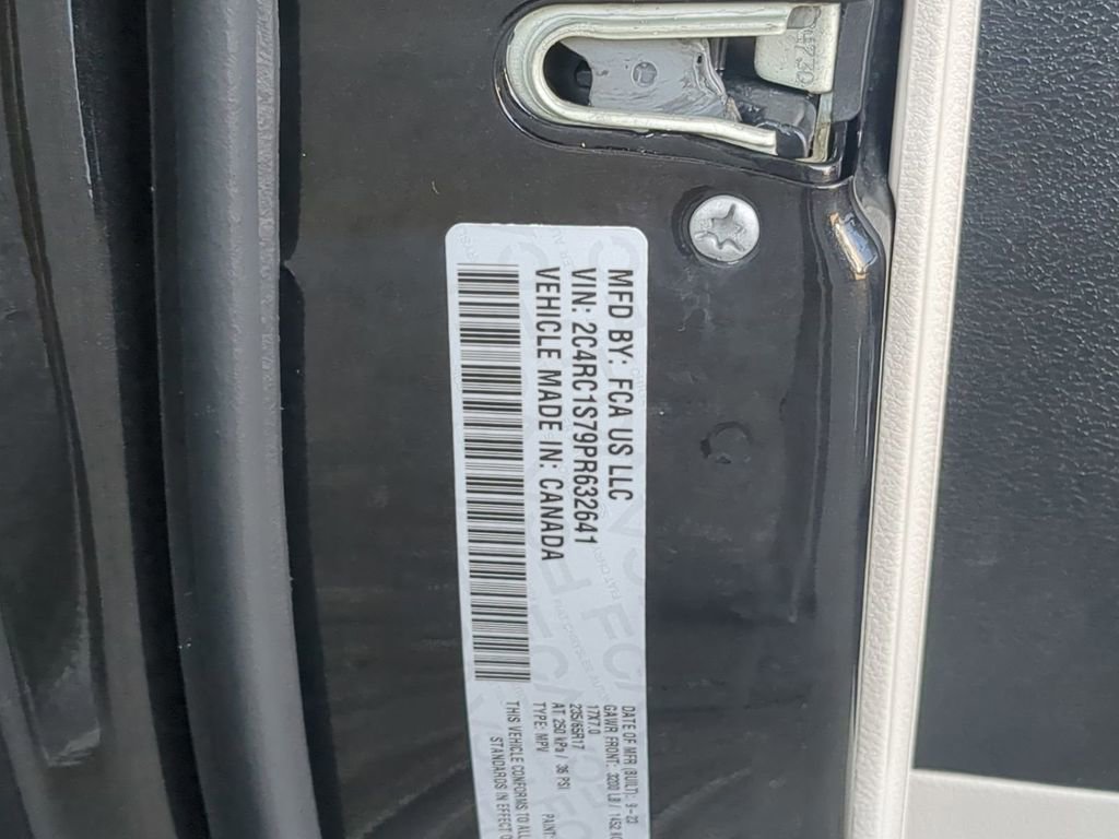 Used 2023 Chrysler Pacifica Limited image 36