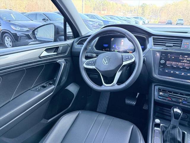 Used 2023 Volkswagen Tiguan SE w/ Panoramic Sunroof Package FWD image 11