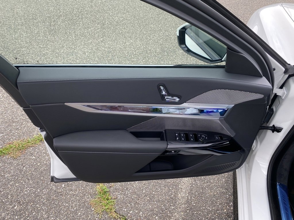 New 2026 BMW 750e xDrive w/ Premium Package image 15