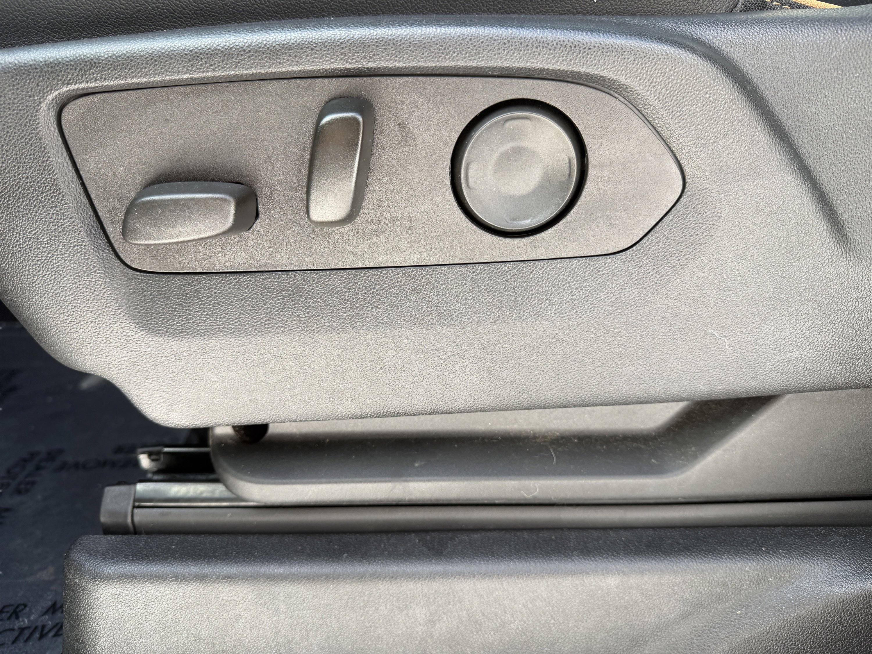 Used 2021 GMC Yukon AT4 w/ Technology Package image 30