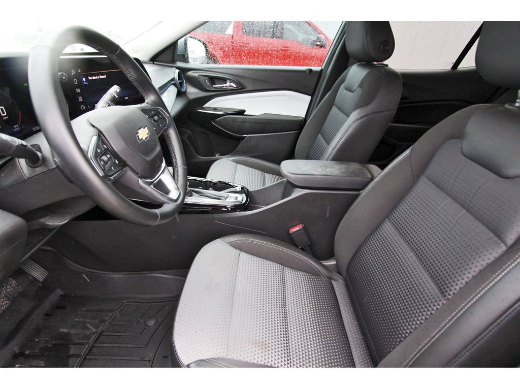 Used 2025 Chevrolet Trax LT w/ Driver Confidence Package image 6
