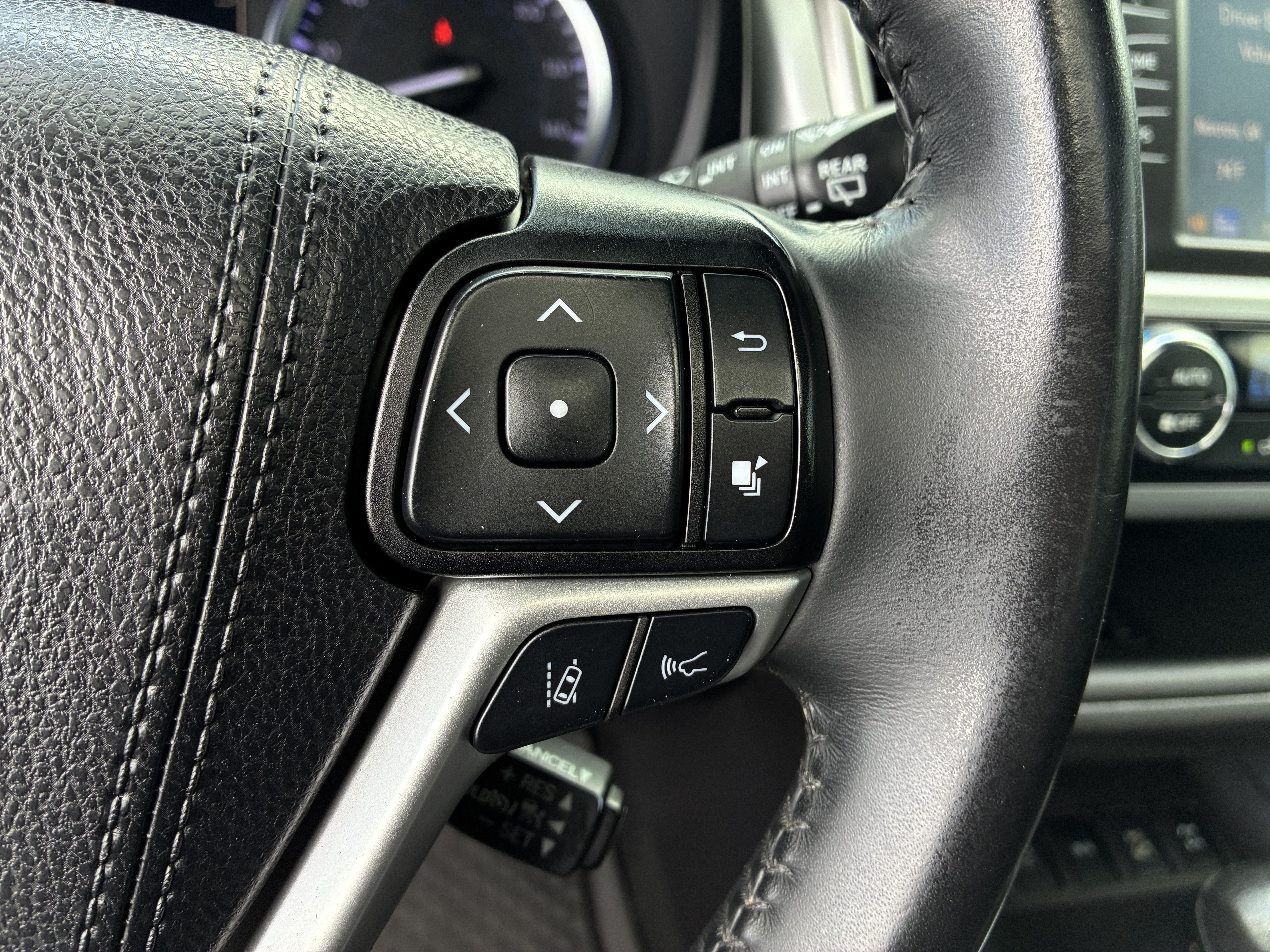 Used 2019 Toyota Highlander SE w/ Nightshade Edition AWD/4WD image 30