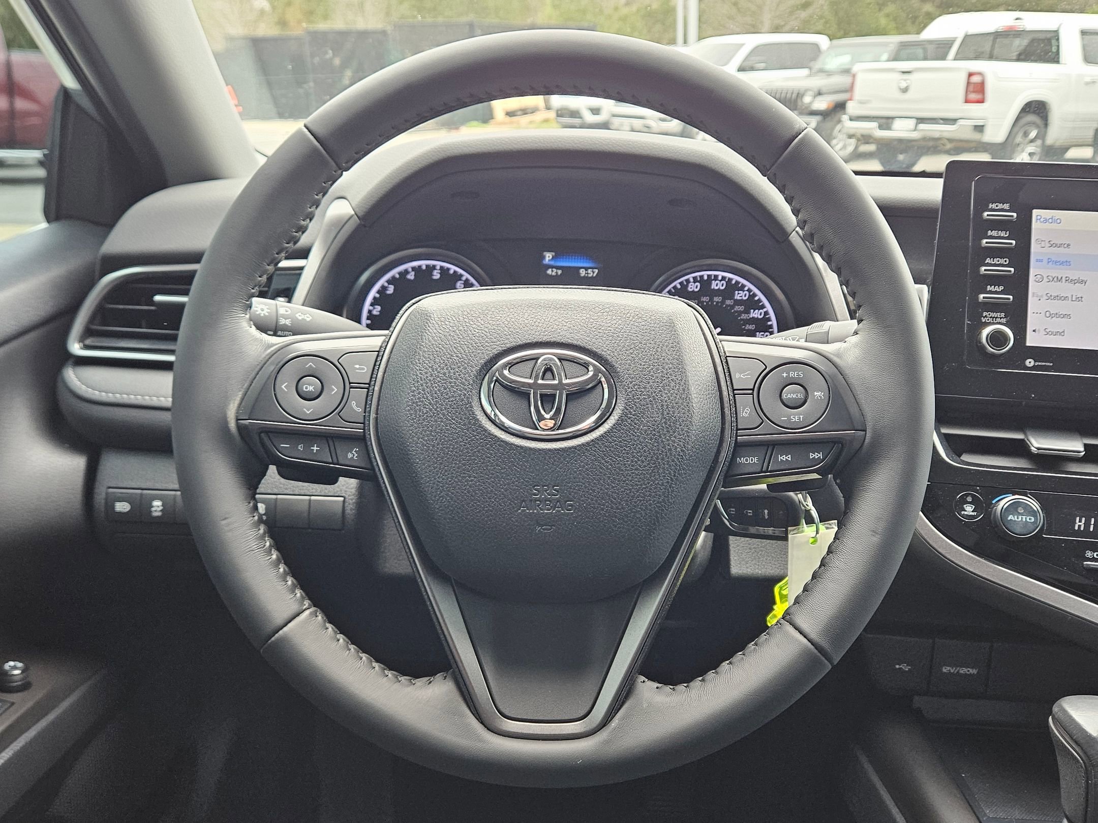 Used 2022 Toyota Camry SE FWD image 14