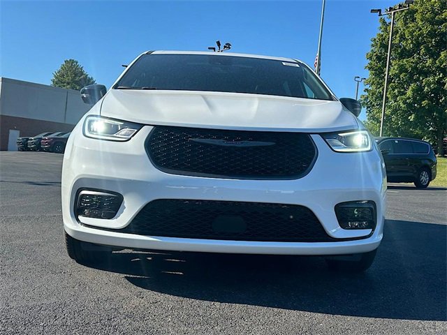 New 2026 Chrysler Pacifica Select image 2