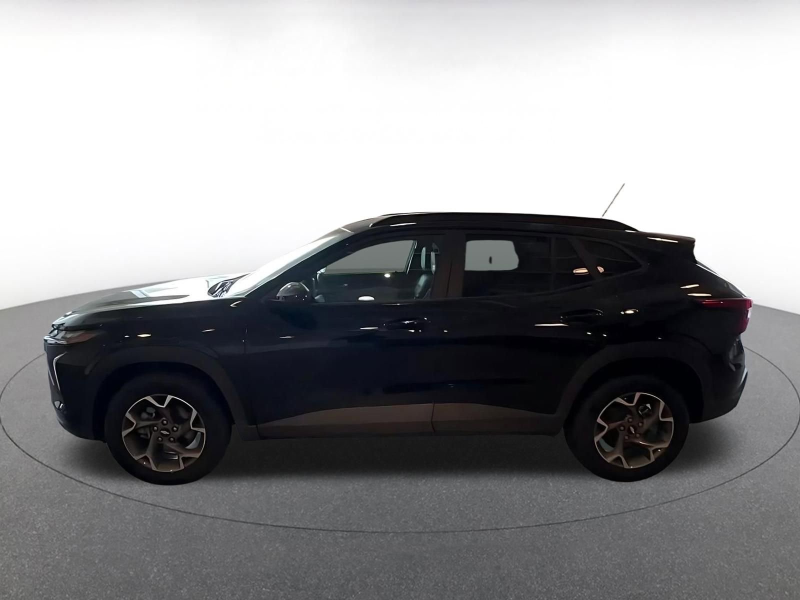 Used 2025 Chevrolet Trax LT w/ LT Convenience Package image 9