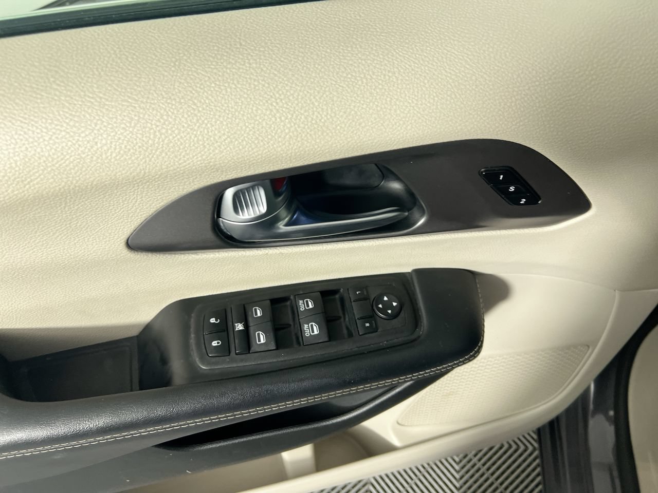 Used 2023 Chrysler Pacifica Touring-L FWD image 14