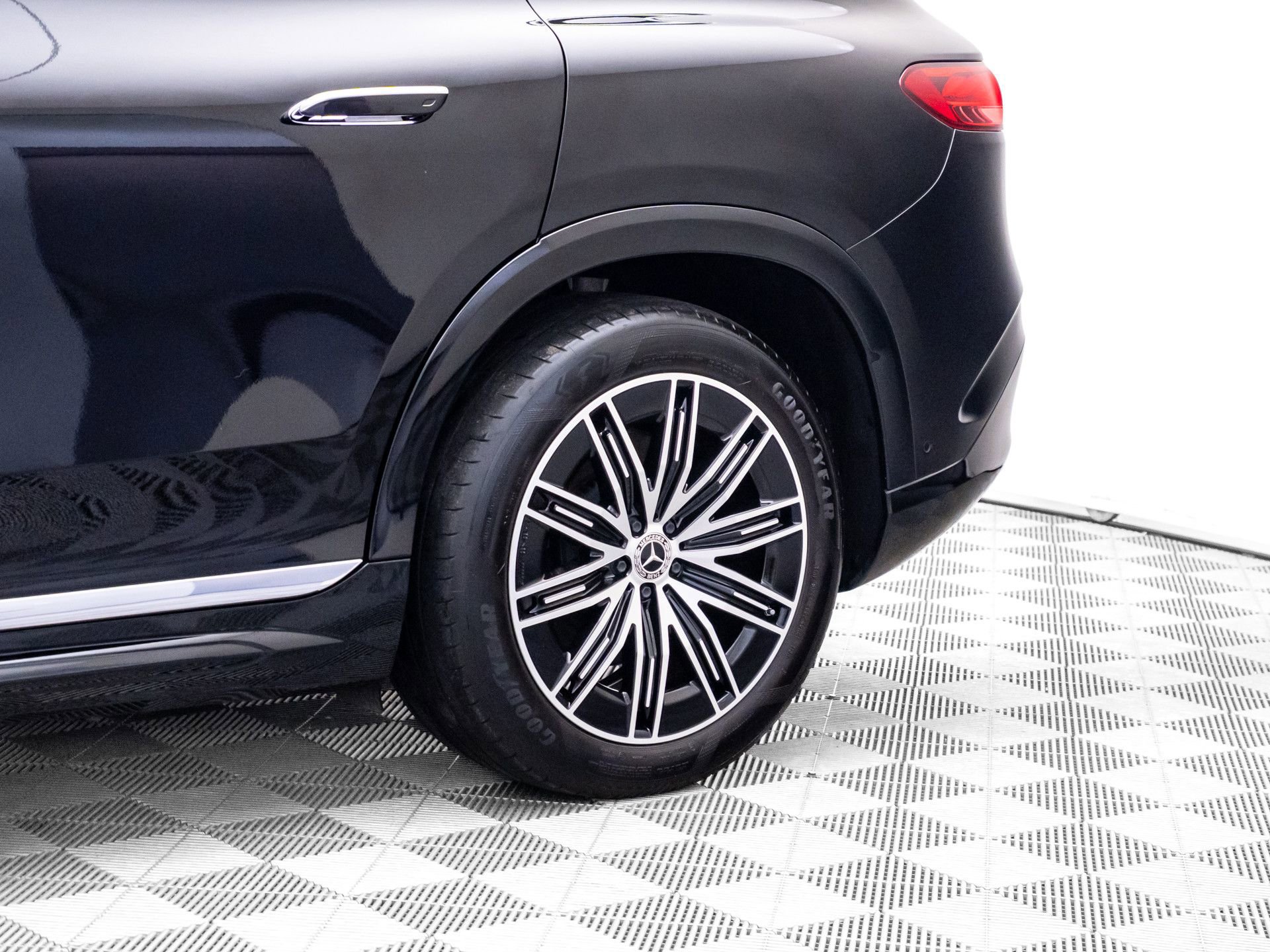 Used 2023 Mercedes-Benz EQS 580 4MATIC SUV image 35