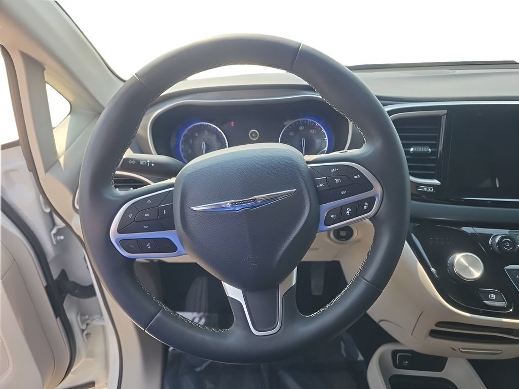 Used 2023 Chrysler Pacifica Touring-L FWD image 13