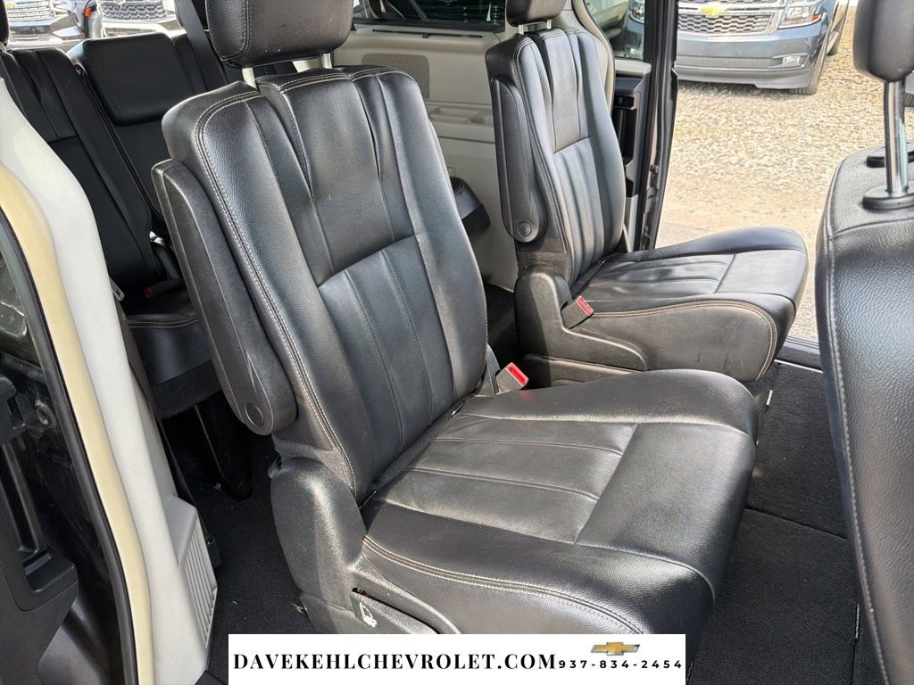 Used 2015 Chrysler Town & Country Touring image 19