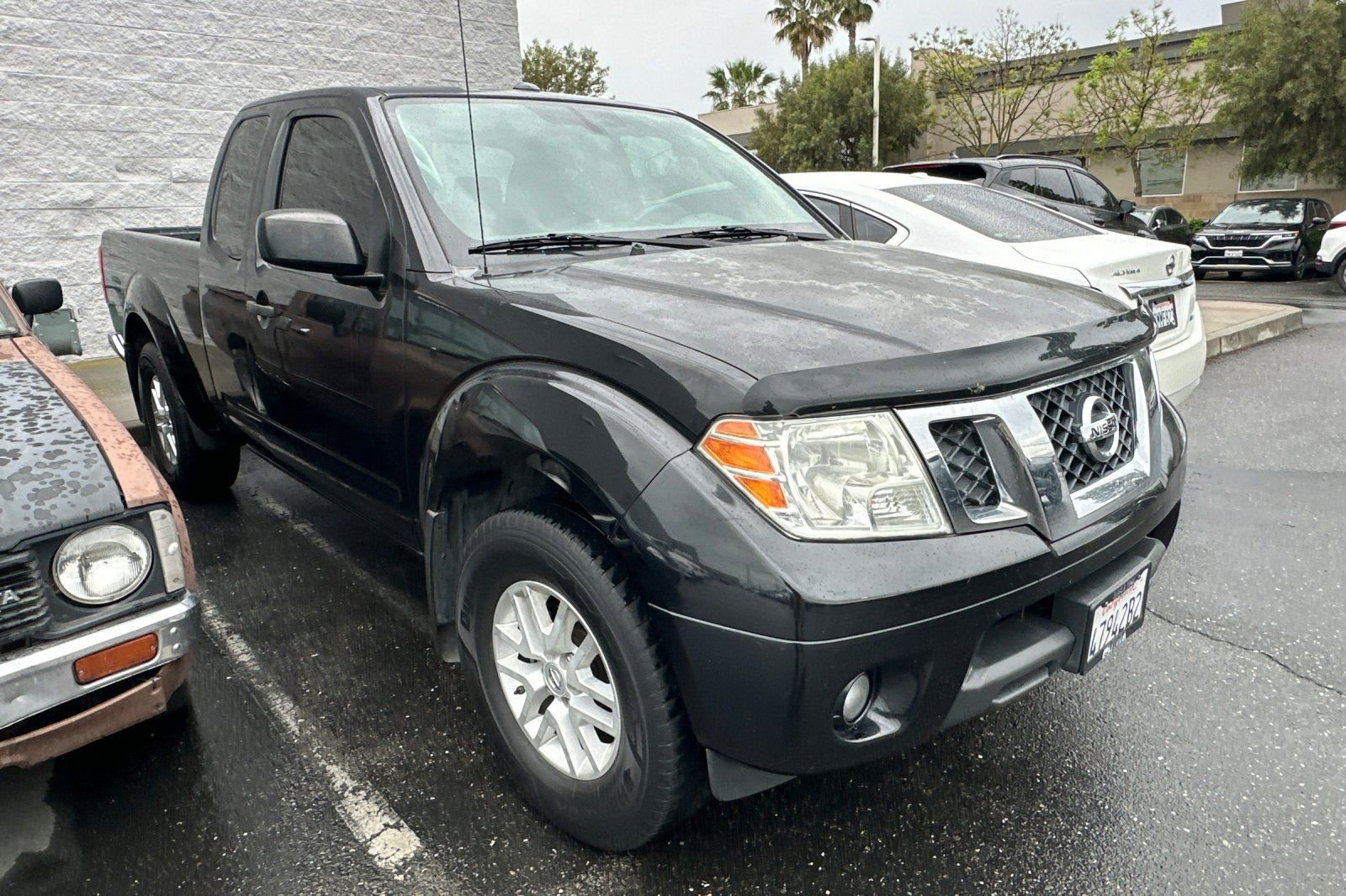 Used 2017 Nissan Frontier SV image 2