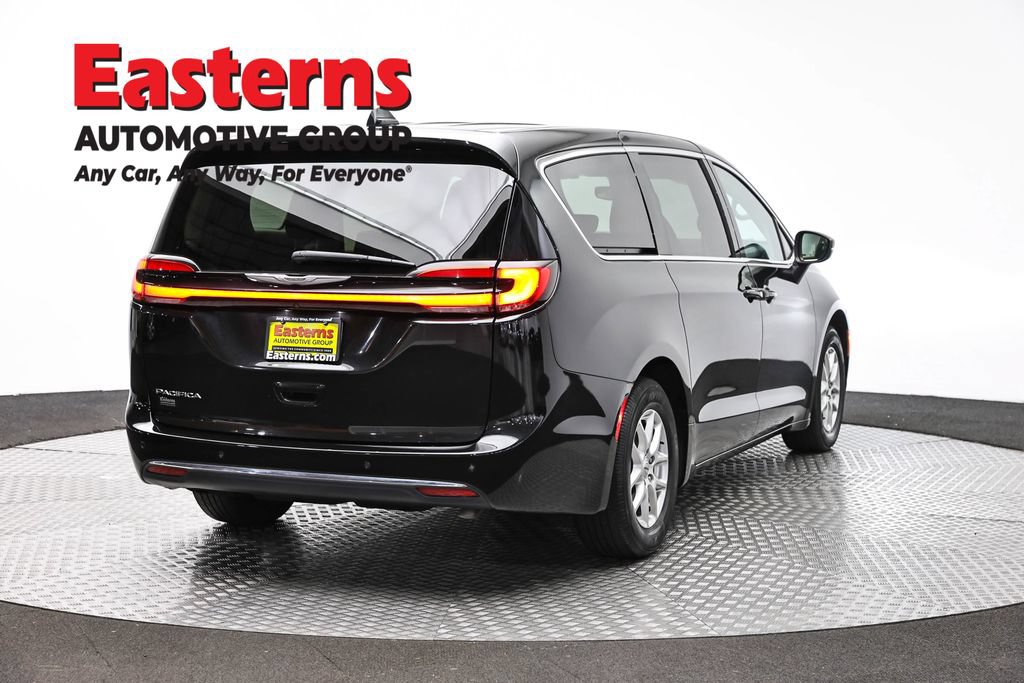 Used 2023 Chrysler Pacifica Touring-L FWD image 5