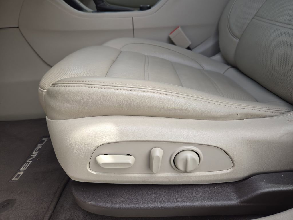 Used 2019 GMC Acadia Denali w/ Technology Package FWD image 24