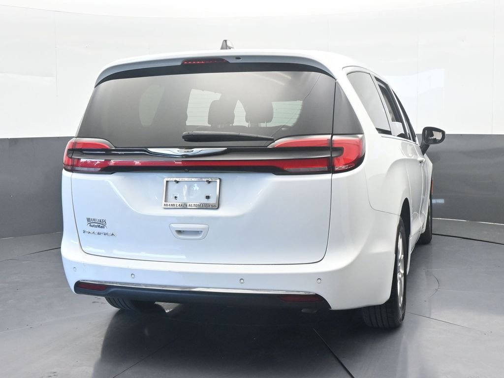 Used 2023 Chrysler Pacifica Touring-L image 5