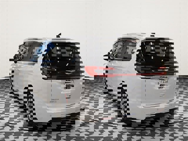 Used 2025 Chrysler Pacifica Select image 10