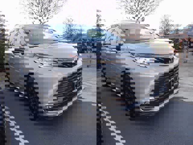 Used 2025 Toyota Sienna XLE Woodland Edition image 4