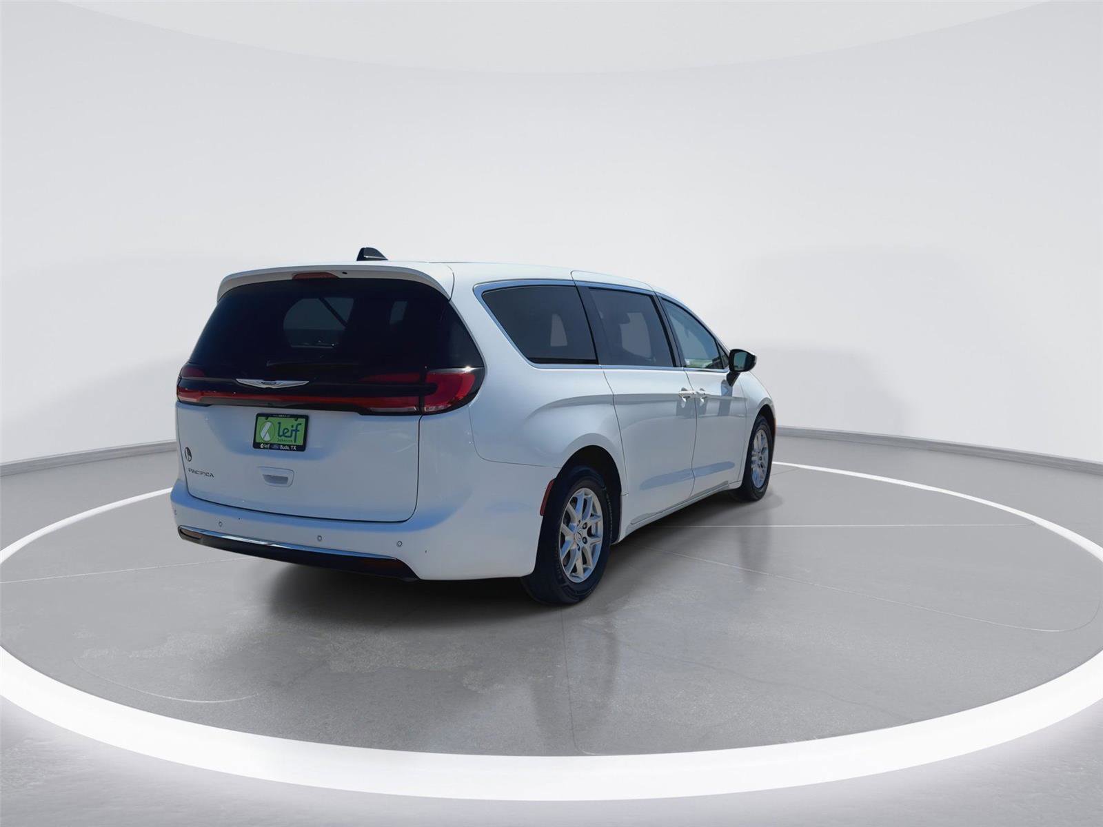 Used 2023 Chrysler Pacifica Touring-L image 9