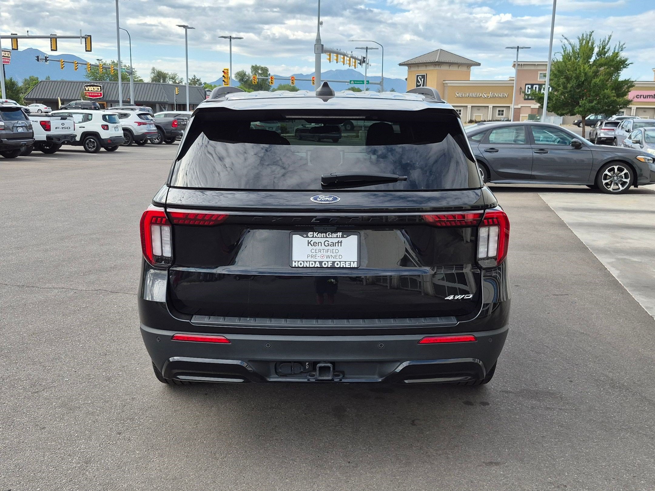 Used 2025 Ford Explorer ST-Line w/ ST-Line Street Pack AWD/4WD image 7