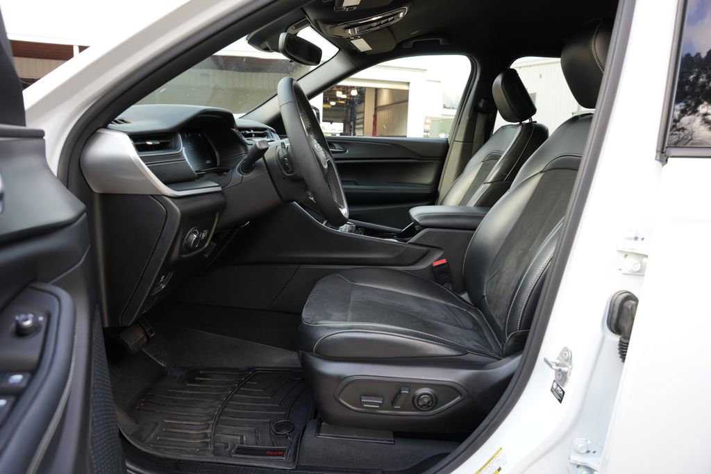 Used 2023 Jeep Grand Cherokee L Laredo image 16