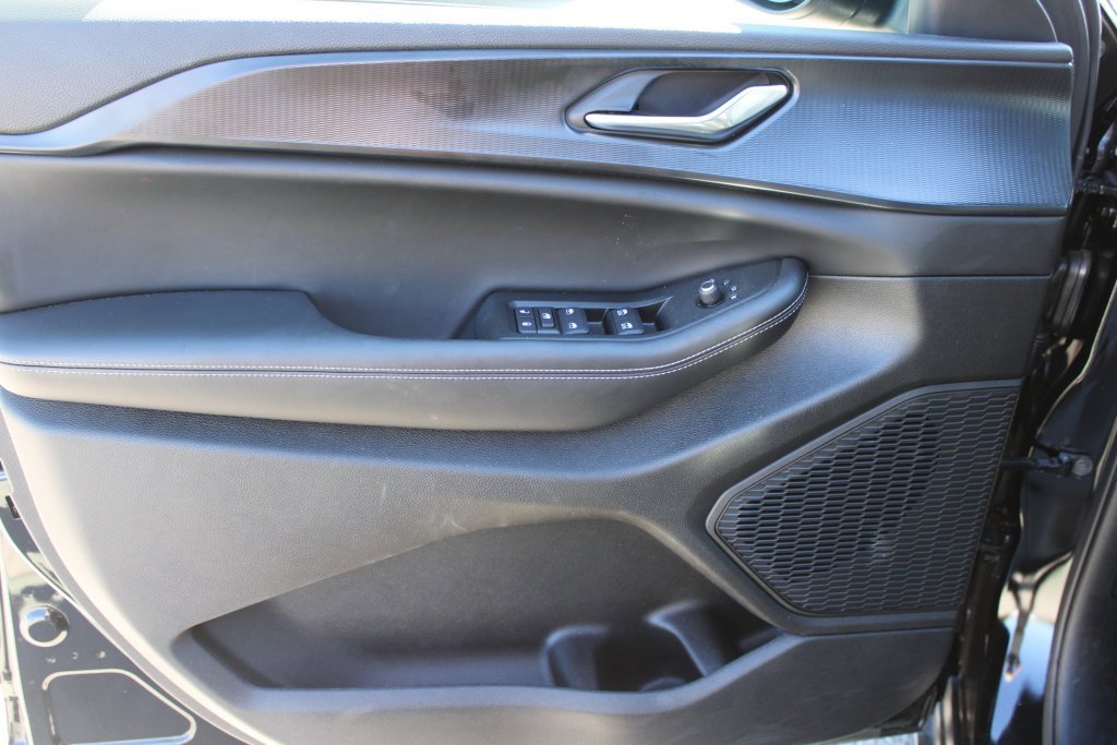 Used 2025 Jeep Grand Cherokee Laredo w/ Luxury Tech Group I image 9