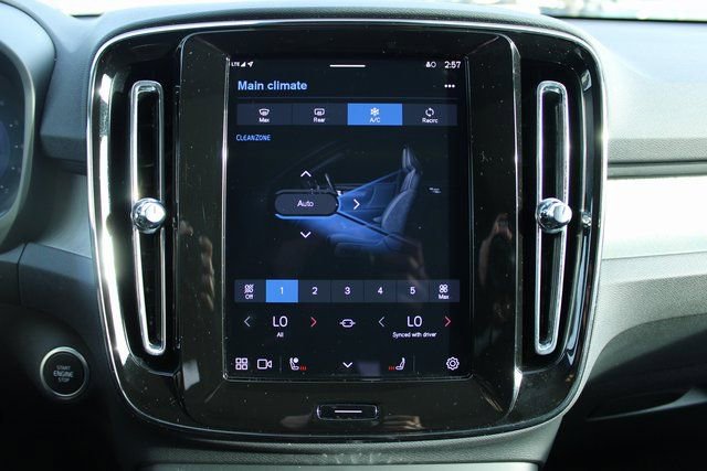 Used 2025 Volvo XC40 B5 Core image 22
