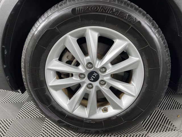 Used 2020 Kia Sorento LX image 12