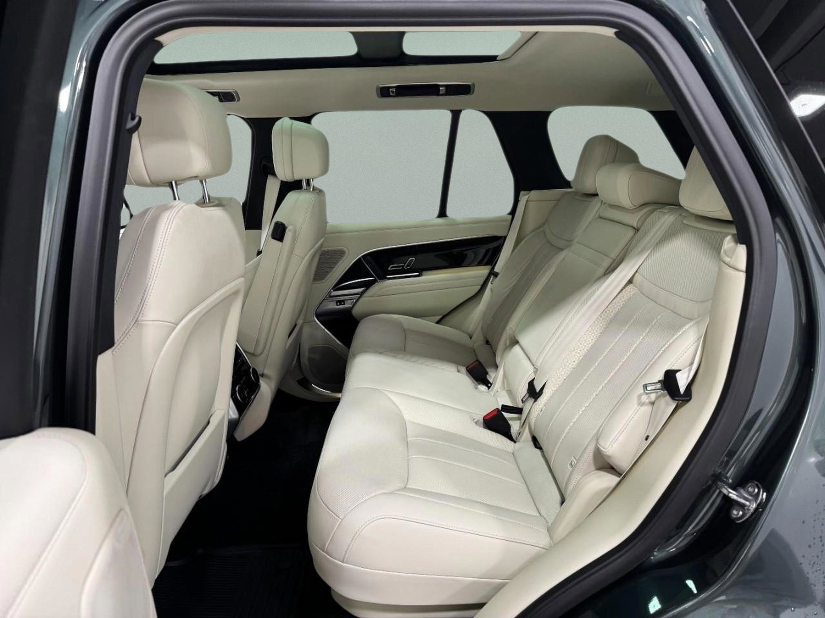 New 2025 Land Rover Range Rover SE image 9