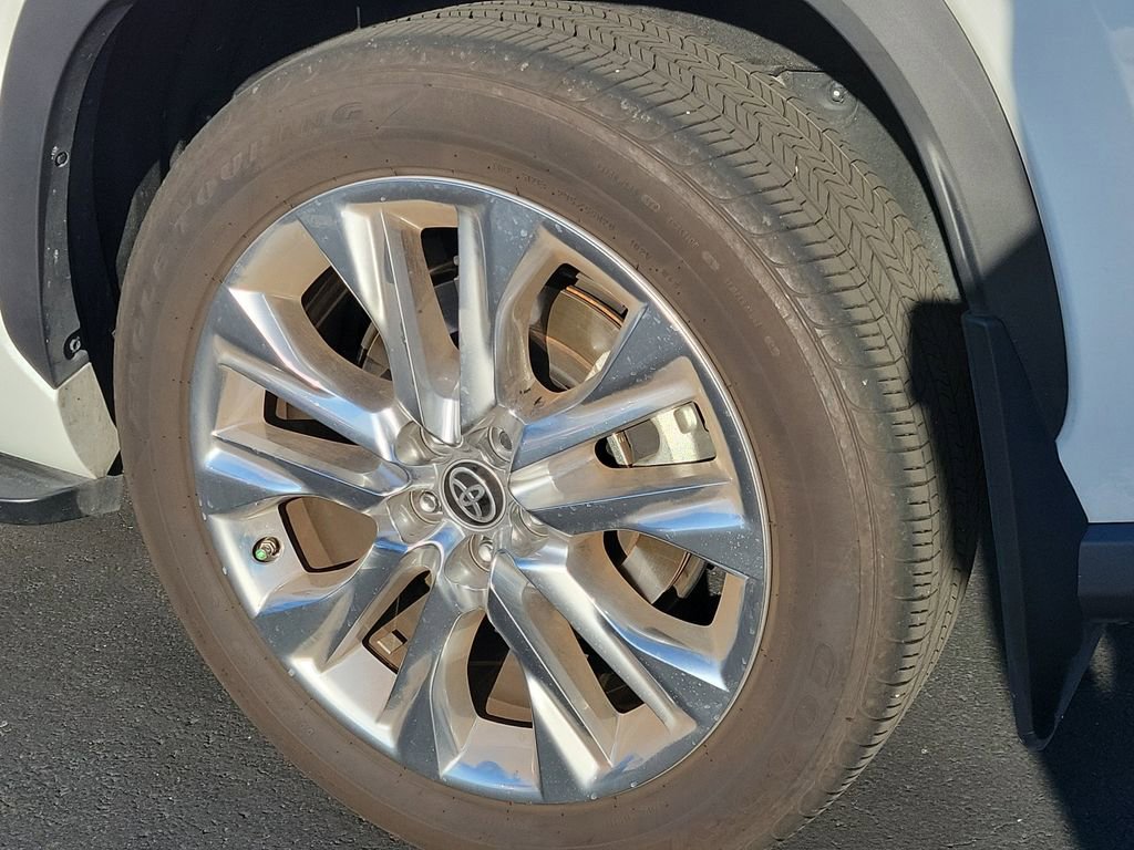 Used 2024 Toyota Highlander Limited FWD image 16