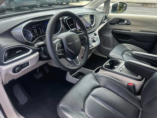 Used 2023 Chrysler Pacifica Touring-L FWD image 13