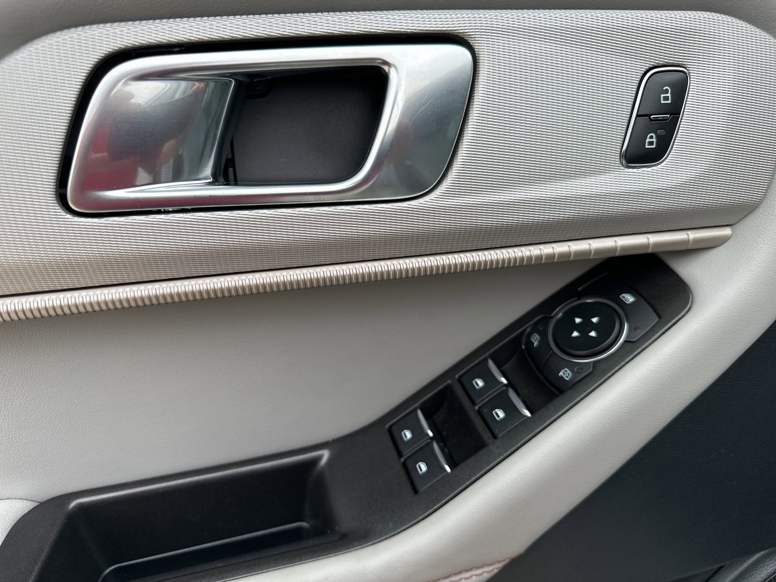 New 2025 Ford Explorer Active w/ Active Comfort Package RWD image 6