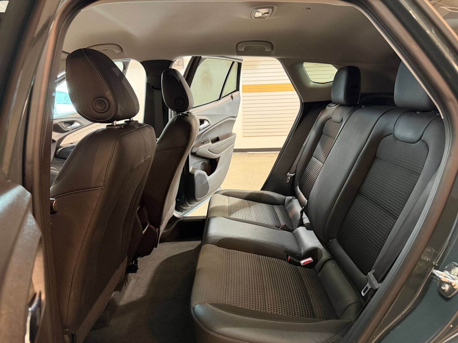 Used 2025 Chevrolet Trax LT w/ LT Convenience Package FWD image 24