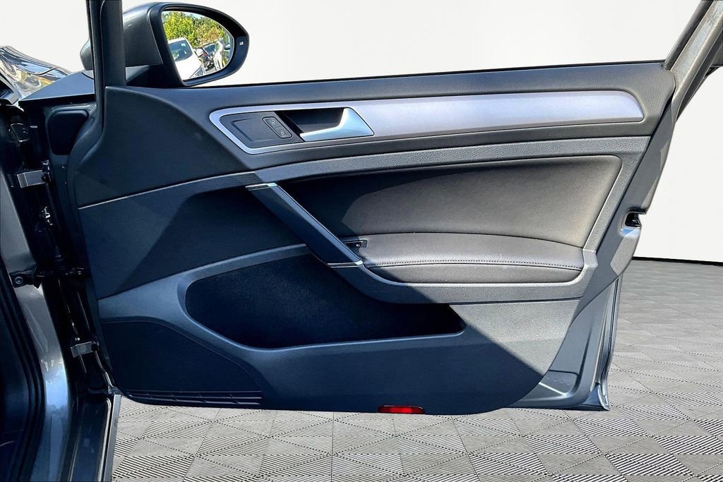 Used 2015 Volkswagen e-Golf SEL Premium FWD image 27